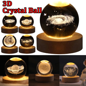 Kristallkugel-Nachtlicht mit 3D-Galaxie-Motiv von Luxfeuer auf dem Nachttisch